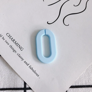Detail eines hellblauen mattierten Acryl-Ovalglieds für DIY-Schmuckherstellung und Basteln