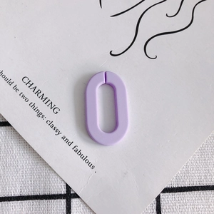 Makroansicht eines lavendelfarbenen matten ovalen Acrylrings für DIY-Schmuck