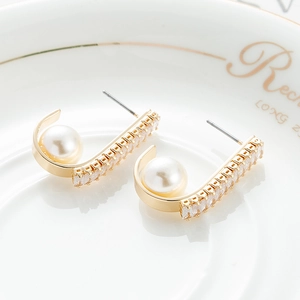 Elegante J-vormige gouden oorbellen met glanzende parels en fonkelende vierkante zirkonia