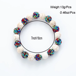 Vista de detalle de pulsera de cuentas coloridas con longitud de 18 cm y peso de 13g