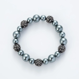 Detalle de pulsera de cuentas con perlas grises y bolas de diamantes negros
