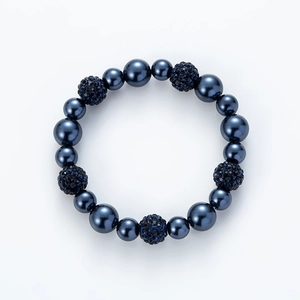 Detalle de pulsera de cuentas azul marino con perlas de seda y bolas de strass brillantes