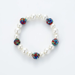 Detalle de pulsera de perlas blancas con cinco bolas de cristal pavé de colores