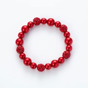 Primer plano de la pulsera de cuentas rojas con perlas lisas y bolas de pedrería brillante