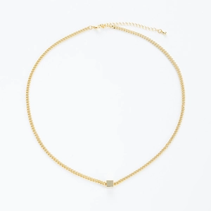 Collana Hip Hop con ciondolo quadrato placcato oro e catena regolabile su sfondo bianco