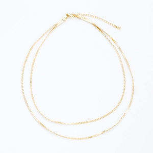 Dettaglio collana a doppio strato placcata oro 14K con chiusura a moschettone e catenella