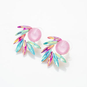 Vue détaillée de boucles d'oreilles en cristal rose avec accents AB arc-en-ciel