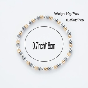 Detalles de la pulsera con cuentas metálicas pulidas en oro, plata y gris plomizo