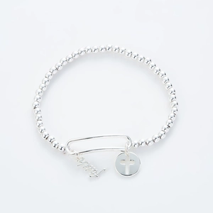 Pulsera de cuentas plateadas con dije de Faith y colgante de cruz sobre fondo blanco puro