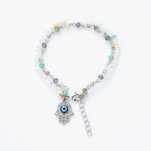 Λεπτομέρεια του βραχιολιού Hamsa Hand με μπλε Evil Eye και πολύχρωμες χάντρες