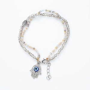 Λεπτομέρεια του βραχιολιού Hamsa με Evil Eye και γκρι κρυστάλλινες χάντρες