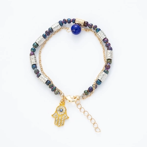 Λεπτομερής λήψη του βραχιολιού Hamsa Hand και Evil Eye με αστραφτερά κρύσταλλα