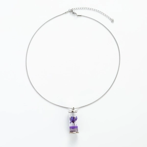 Collana a catena serpente d'argento con ciondolo tondo, vero fiore viola secco e pietre