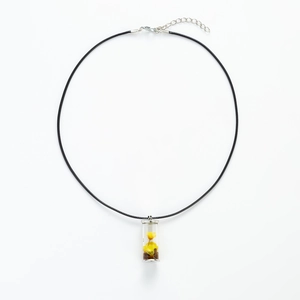 Collana minimalista in acciaio inox con ciondolo a bottiglia e fiori secchi gialli