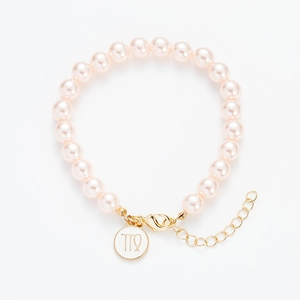 Detail von rosa-weißen Perlenarmband mit goldener Schließe und Jungfrau-Sternzeichen