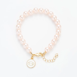 Detail eines rosa Perlenarmbands mit goldenem Krebs-Sternzeichen-Anhänger und Verschluss