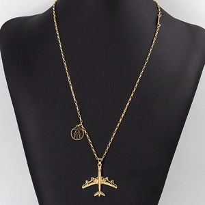 Collier hip hop avec pendentif avion de chasse doré exposé sur un buste noir
