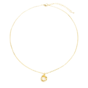 Dettaglio della collana a girasole dorata con cristalli di zircone e catena a maglia O