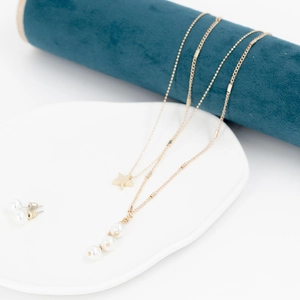Elegante goldene Doppelschichtkette mit Sternanhänger, Perlen und passenden Ohrsteckern