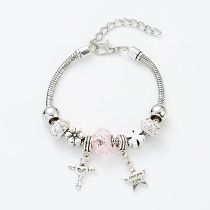 Detail eines silbernen Bettelarmbands mit Blumenperlen, Herzschlüssel und Sternanhänger