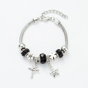 Detail von Silber-Charm-Armband mit love you Stern, Herz-Schlüssel und Perlen-Anhängern