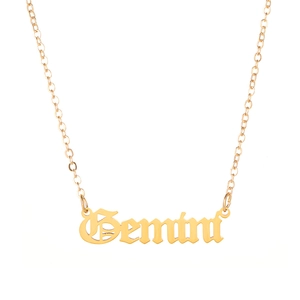 Detail van de 18K vergulde Gemini sterrenbeeld ketting met gotische stijl belettering