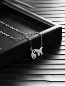 Collar plateado con letra C y colgante de mariposa y corazón calado para mujer y hombre