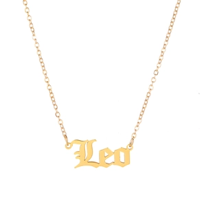 Detail van de 18K vergulde titanium Leeuw sterrenbeeld hanger ketting met vintage font