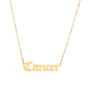 Detailopname van de 18K vergulde Cancer sterrenbeeld hanger met gotische letters