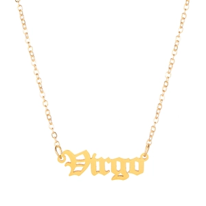 Detailopname van de 18K vergulde Maagd hanger ketting in elegant cursief lettertype