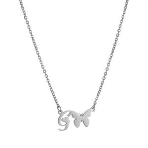 Detalle de collar plateado con letra G, dije de mariposa y pequeño corazón
