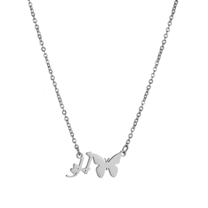 Vista detallada del collar plateado con inicial árabe y colgante de mariposa fina