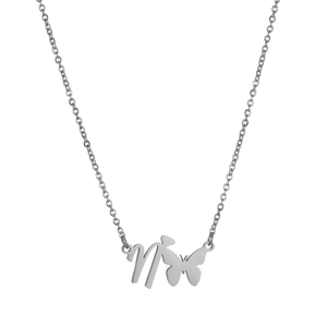 Detalle del collar de acero de titanio plateado con letra M cursiva y dije de mariposa