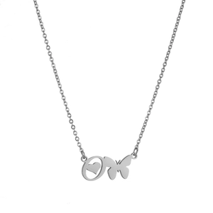 Detalle de un collar plateado con colgante en forma de letra O mariposa y pequeño corazón