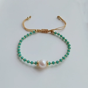 Detail eines grünen Kristallperlenarmbands mit Süßwasserperle und verstellbarer Kordel
