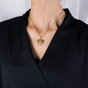 Detail einer 18k vergoldeten Herz-Medaillon-Halskette mit Zirkonia an einem Modell