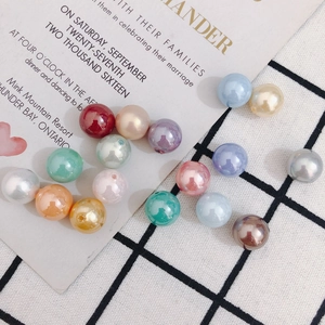 Primer plano de perlas artificiales de colores con medio agujero para joyería DIY