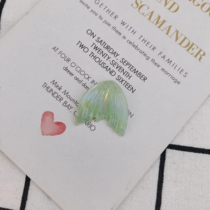 Detalle de dije de cola de pez de resina verde claro con brillo perlado para bisutería