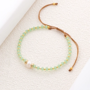 Verstellbares grünes Kristallperlen-Armband mit Süßwasserperle und goldenen Details