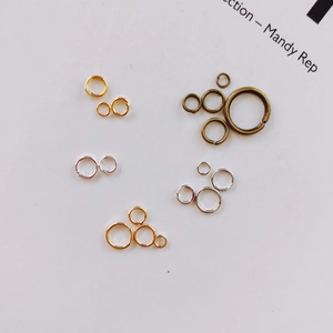 Gros plan sur des anneaux ouverts DIY en or, argent et bronze pour la création de bijoux