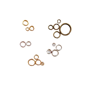 Anneaux de jonction DIY pour bijoux en finitions or et argent sur fond blanc pur