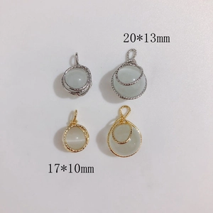 Macro di ciondoli in pietra occhio di gatto avvolti in filo d'oro e argento in due misure