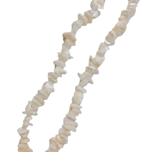 Bohemian ketting met gebroken witte onregelmatige schelpschilfers en natuurlijke glans