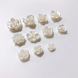 Vue macro de fleurs assorties en résine blanc perle avec détails de camélia et rose