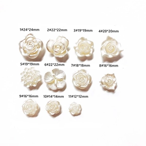 Détail macro de fleurs en acrylique blanc avec dimensions précises en millimètres