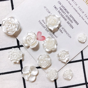 Détails macro de breloques fleurs blanches nacrées pour bricolage et accessoires DIY