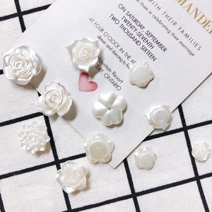 Vue détaillée de fleurs en résine blanc perle pour la création de bijoux DIY