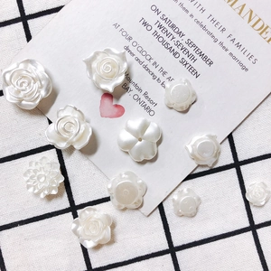 Élégantes fleurs de rose et camélia en perles blanches pour bijoux DIY et accessoires