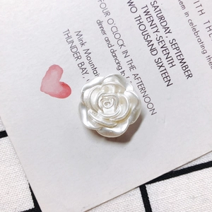 Macro d'une rose en résine blanc nacré pour créations DIY et accessoires de décoration