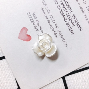 Détail d'accessoire fleur rose blanche en résine pour bijoux DIY et sabots